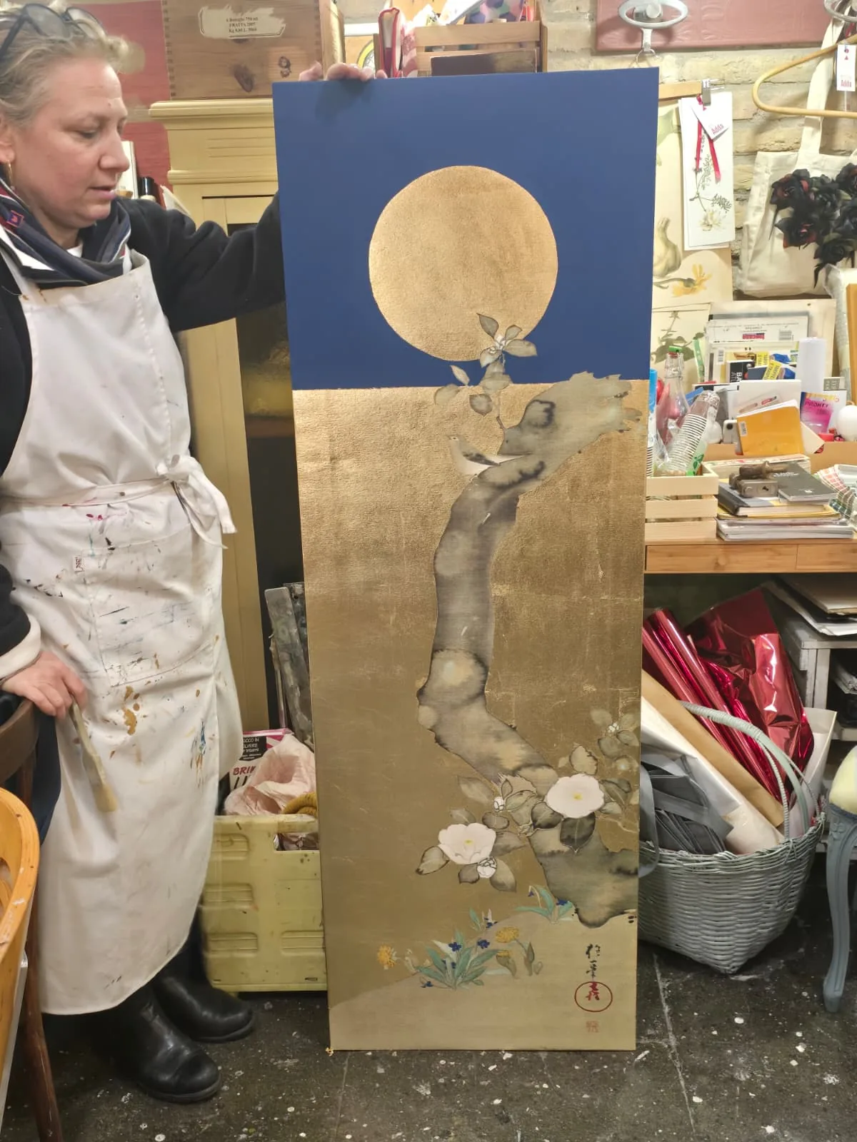 Francesca Maffucci nel laboratorio di via degli Zingari con il pannello di Gennaio